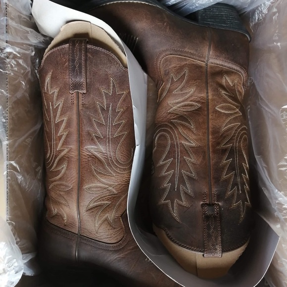 Ariat Womens size 5 1/2 cowboy boots HARDLY WORN - Picture 2 of 5